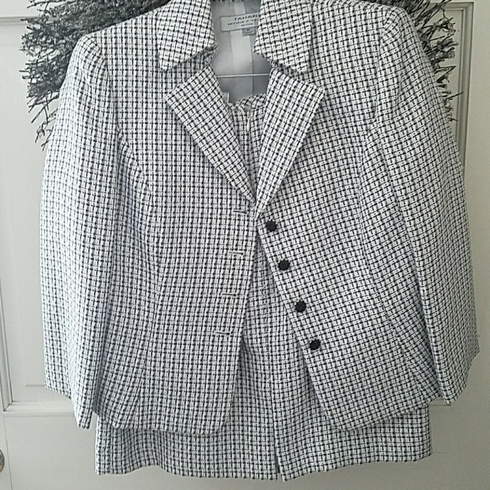Beautiful 2 piece skirt suit.